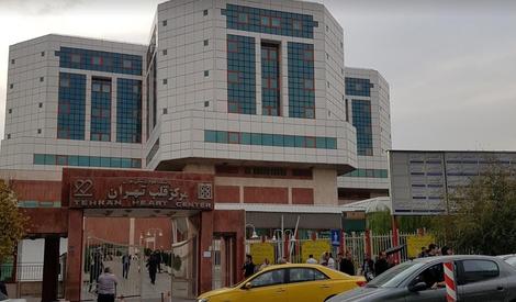 اتفاقی عجیب در بیمارستان قلب تهران ؛ آب‌ پاشی روی همراهان بیماران برای بیرون کردن از حیاط!