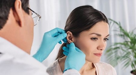 جوش‌های سر سیاه در گوش: علت‌ها، درمان و روش‌های پیشگیری