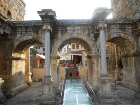 دروازه هادریان: پنجره‌ای به تاریخ زیبایی‌های آنتالیا