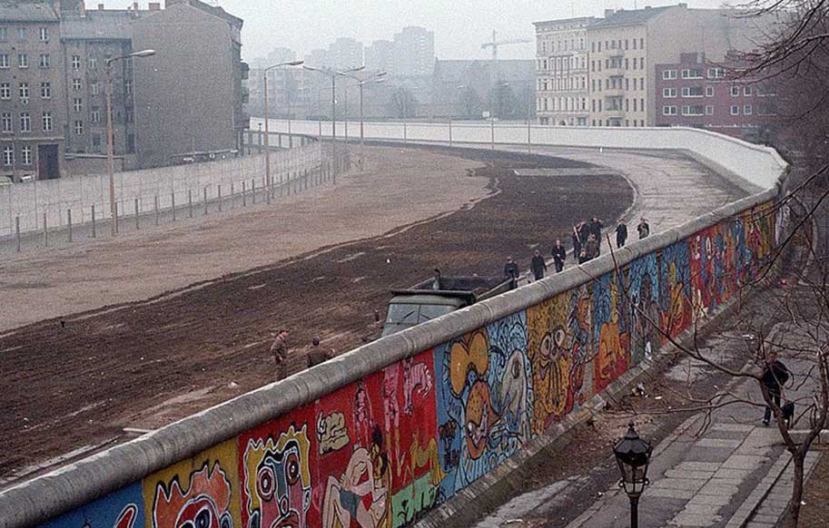 حجم لایه های مربوط به نقاشی های روی دیوار برلین (عکس)