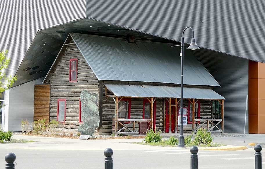 ساختمانی قدیمی و عجیب در یوکان کانادا (+عکس)