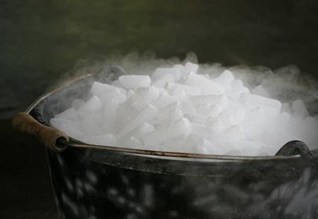 طرز تهیه یخ خشک با روش‌های ساده