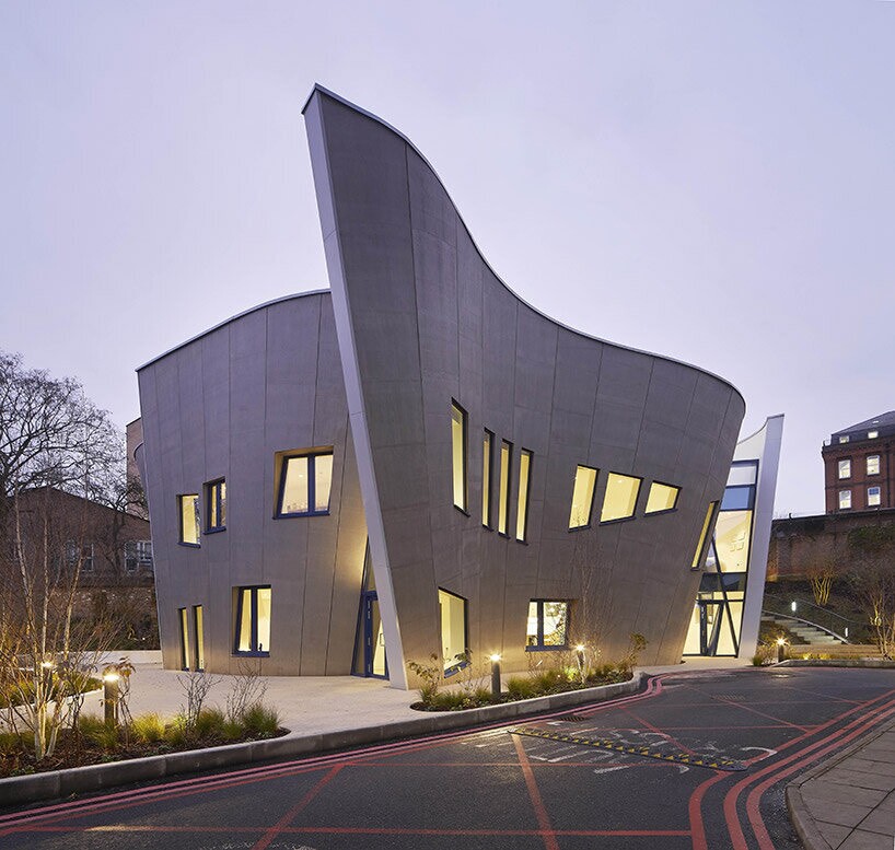 معماری خاص مرکز درمان سرطان لندن با توجه به شرایط روحی بیماران و خانواده های آن ها (+تصاویر)